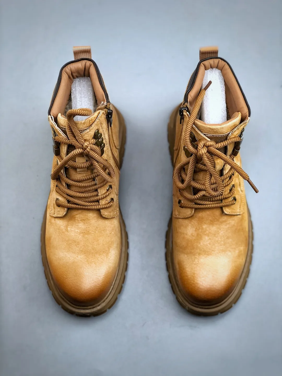 Local 💰560 support store opening new goods 🚀 #Timberland Timberland/Timberland New autumn and winter products Must-have outdoor casual rhubarb boots series for autumn and winter #Guangdong Dachang quality Original box original packaging Fashion and trend matching The fabric is made of Italian 🇮🇹 top matte fine-grained cowhide Light outsole with anti-odor and anti-corrosion genuine leather latex insoles From the outsole to the hardware, all are made from OEM raw materials Same as the original Goodyear's never-opening glue process. Good products don't kill pigs. The quality of the first order is strictly controlled. Exclusively released on the entire network. The quality is beyond doubt. The full set of official website unified packaging gives you a perfect wearing experience. The quality is exquisite and durable. A must-have for sportsmen. Specializes in not looking handsome. High-quality feet feel first-class. This winter, it is specially used for outdoor cold protection. Daily casual matching. Size: 38-44 (leather shoe size)